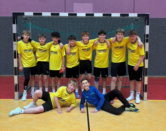 U16 Jungenmannschaft Gruppenbild im Tor