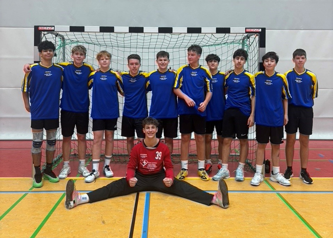 Gruppenbild der Jungenmannschaft U18 im Tor