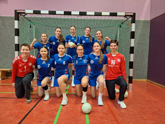 Gruppenbild der Mädchenhandballmannschaft im Tor