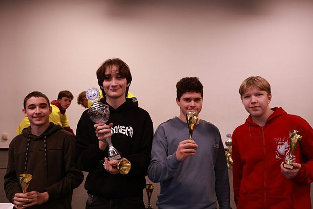 Vier Schüler mit Pokalen