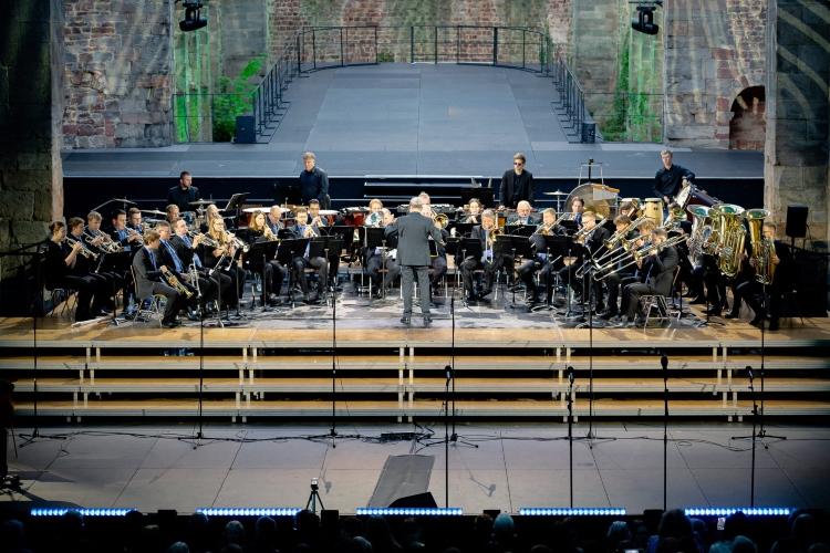 Blick auf Bühne mit Orchester und Dirigent