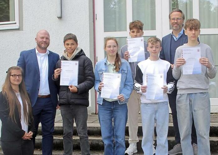 Gruppenfoto mit Schülern mit Urkunden und Erwachsene