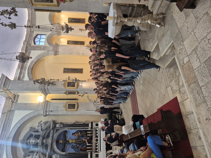 Chor in einer Kirche singend