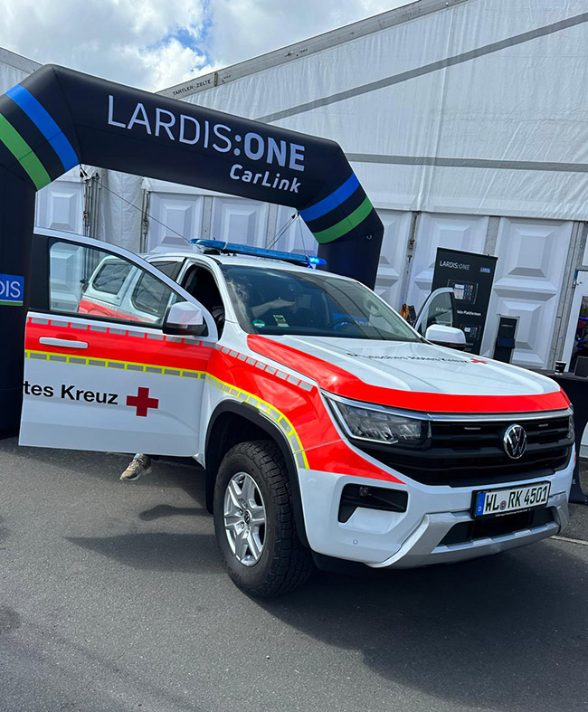modernes Rettungsauto, Jeep mit Aufschrift Deutsches Rotes Kreuz