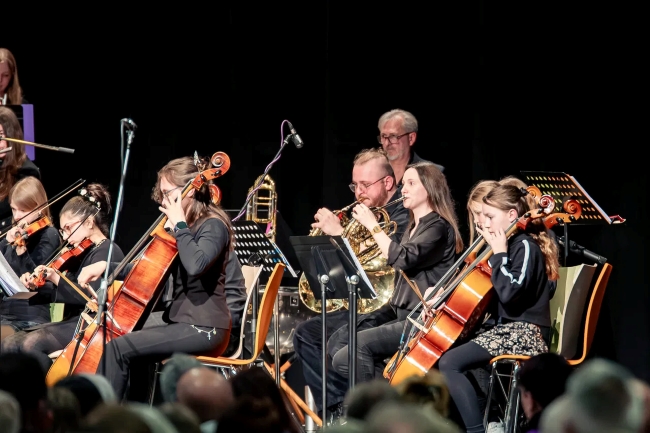 Schüler mit Streichinstrumenten