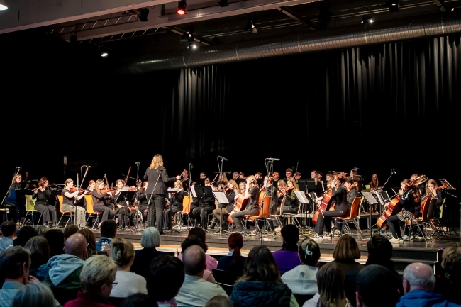 Blick auf Bühne mit Orchcester