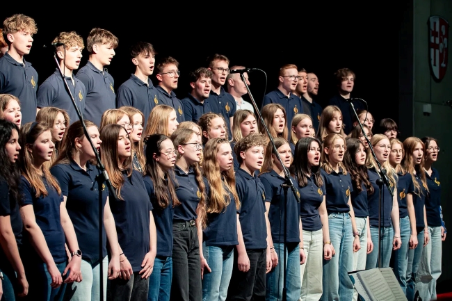 Chor der Modell- und Gesamtschule Obersberg Nahaufnahme, Schüler in blauen Shirts und Jeans