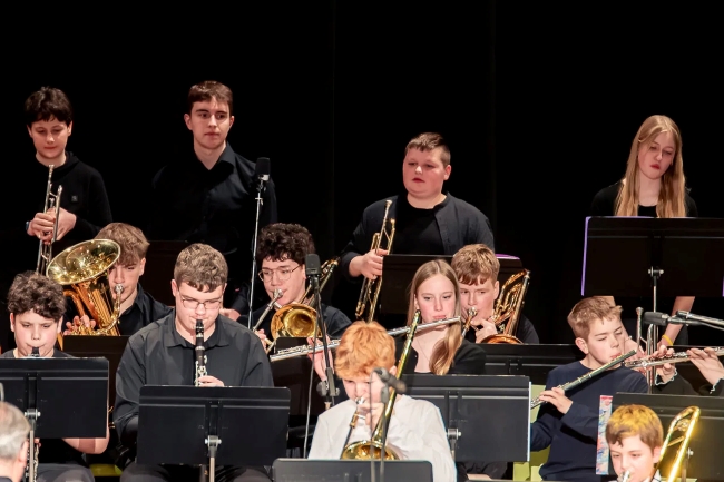 Schüler mit Blasinstrumenten