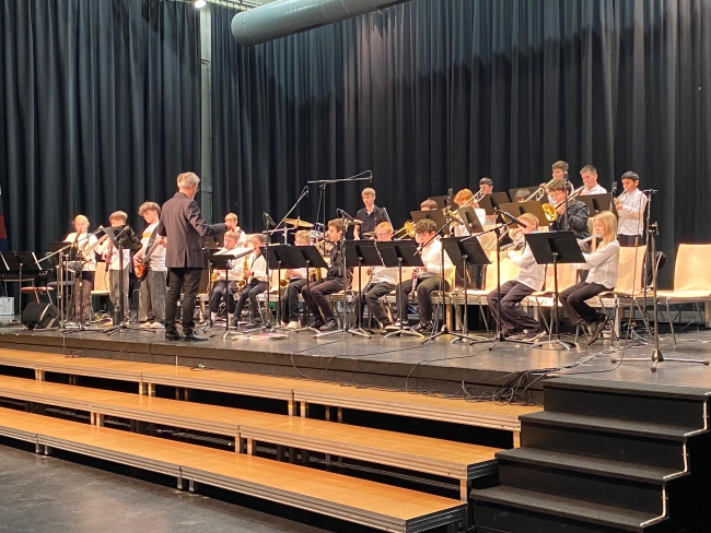 Orchester mit Dirigent auf der Bühne