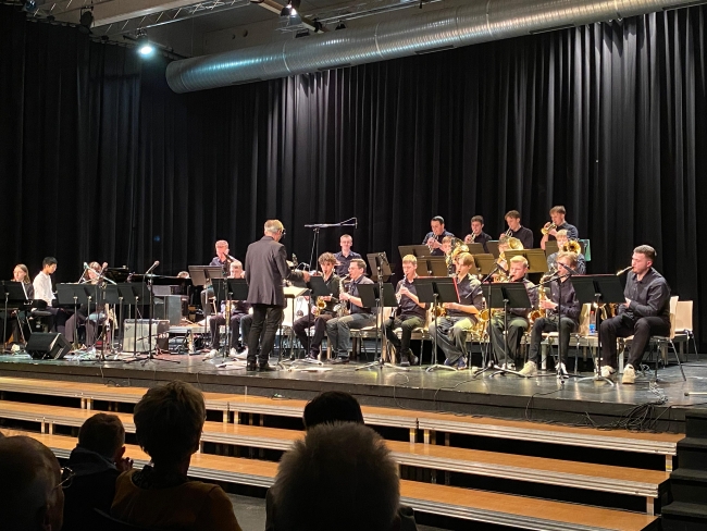 anderes Orchester mit Dirigent auf der Bühne