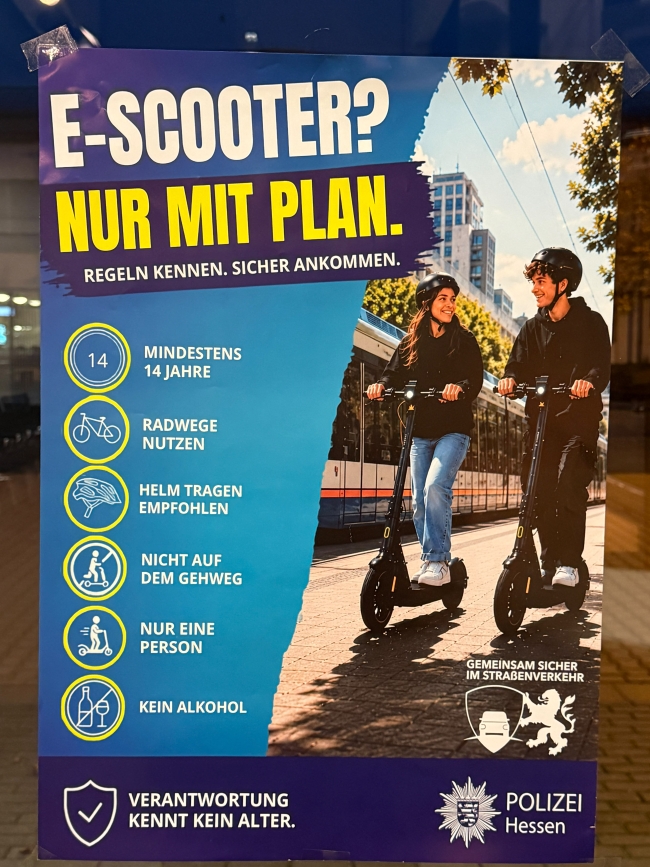 Plakat mit Regeln für die Nutzung von E-Rollern