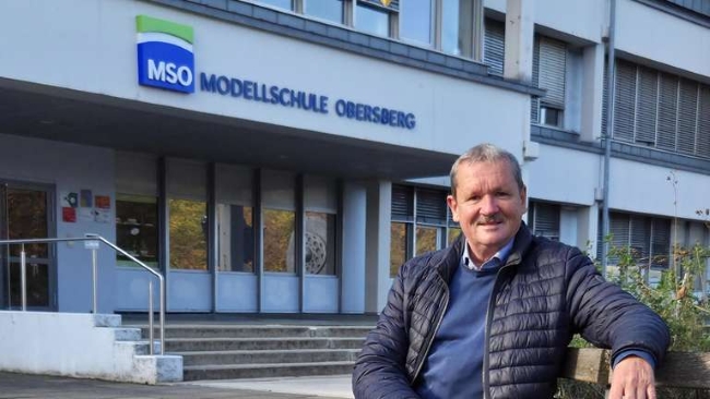 Ulli Meiß vor dem Eingang der Schule MSO