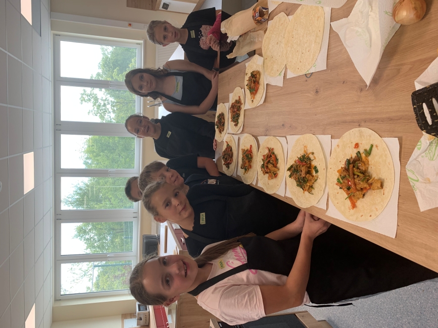 Schüler beim Essen zubereiten